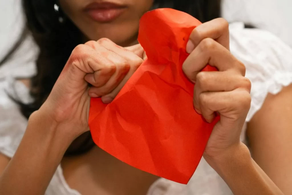 17 Red Flags In A Relationship You Should Never Ignore