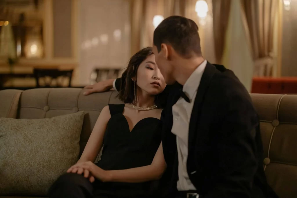13 Signs Of Infidelity In A Woman You Need To Watch Out For
